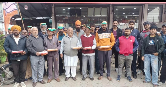 Ladoo distributed under the leadership of Sanjeev Panchanangla in Kot Fatuhi BJP's victory was celebrated
